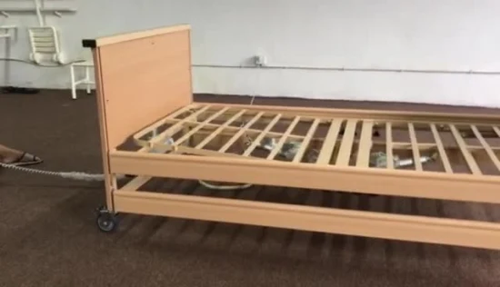 Больница Дом престарелых Деревянная электрическая кровать с подъемным столбом для пациентов